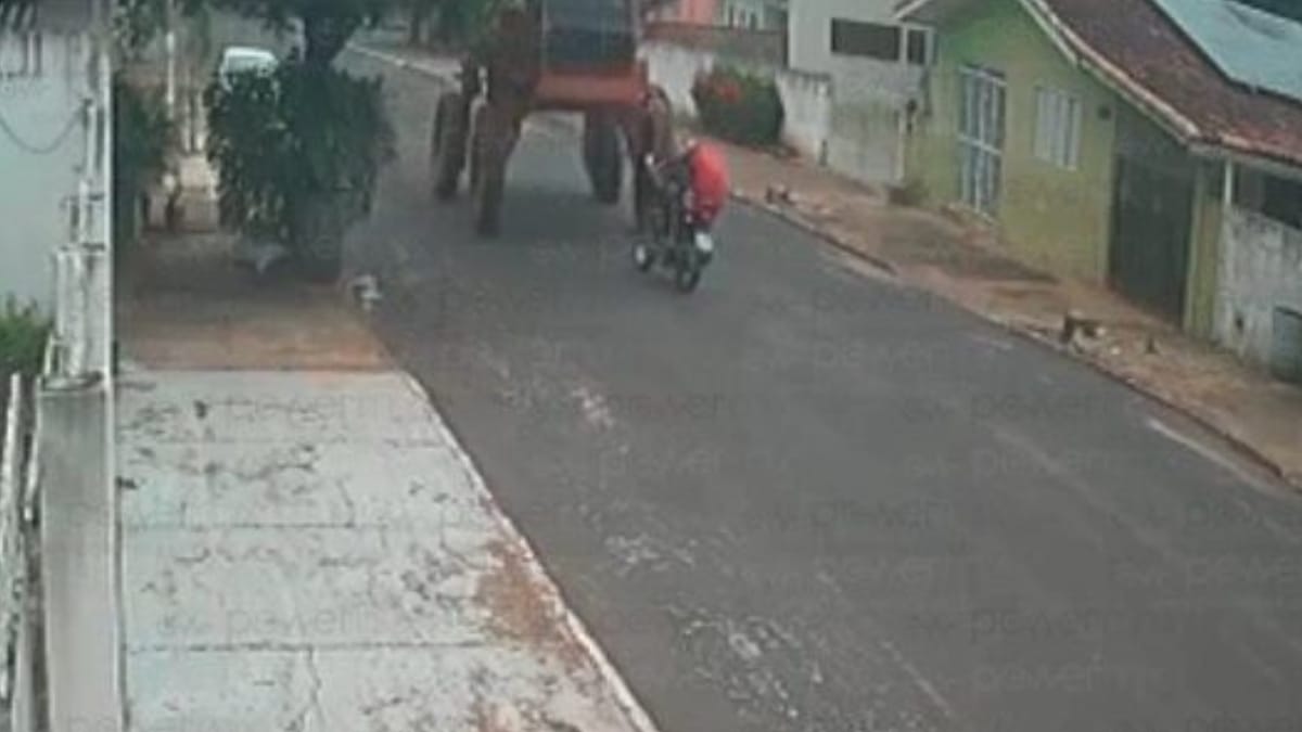 Motociclista tenta passar por baixo de máquina agrícola e mata garupa