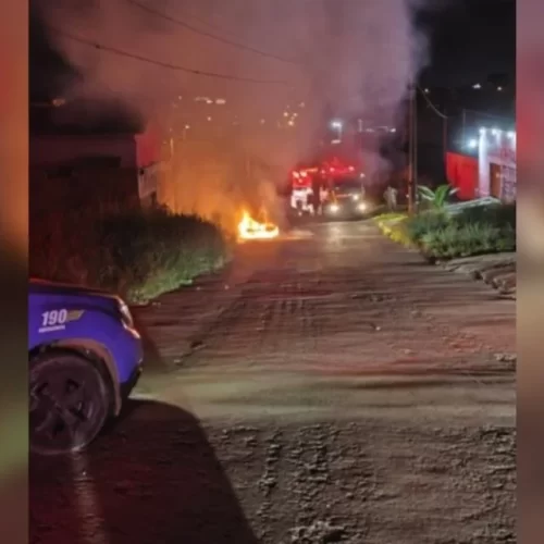 Bombeiros salvam homem que apanhou e foi largado no carro em chamas, em Anápolis.