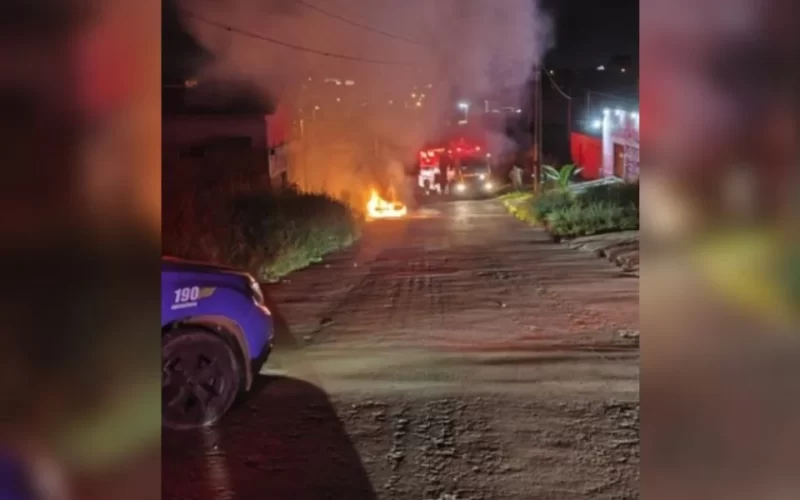 Bombeiros salvam homem que apanhou e foi largado no carro em chamas, em Anápolis.