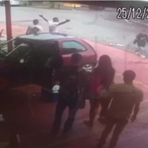 Bolivianos e venezuelanos trocam tiros e agressões em praça de Goiânia.