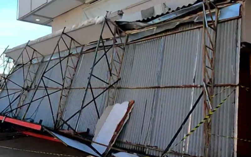 Chuva causa estragos em Goiânia e derruba fachadas de estabelecimentos comerciais