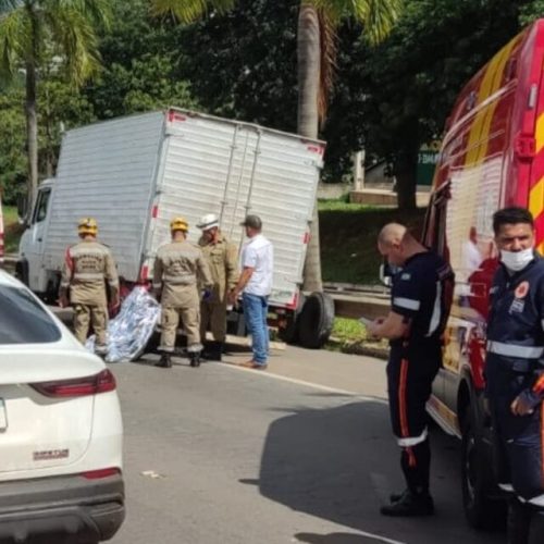 MOTOCICLISTA MORRE AO BATER EM CAMINHÃO PARADO NA GO-060.