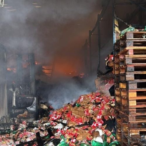 Incêndio atinge depósito de supermercado em Senador Canedo.