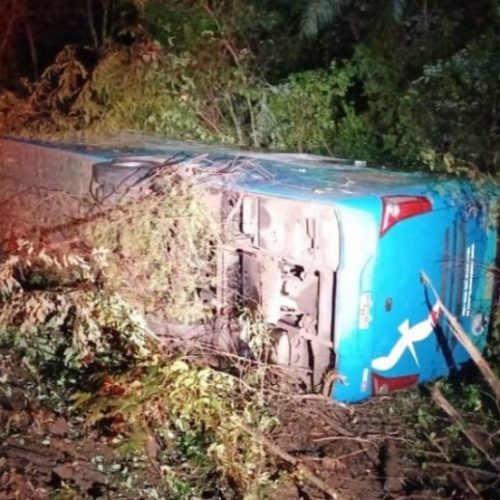 Ônibus tomba em Goiás e deixa bebê com menos de um ano ferido na BR-153.