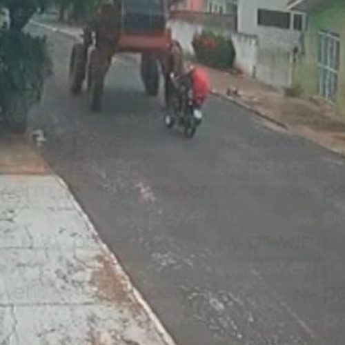 Motociclista tenta passar por baixo de máquina agrícola e mata garupa