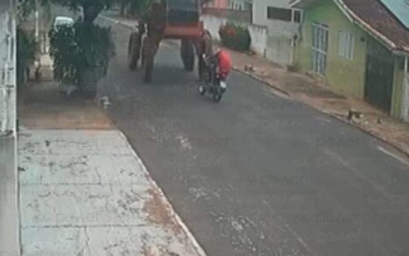 Motociclista tenta passar por baixo de máquina agrícola e mata garupa