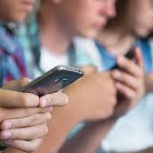 Projeto de lei propõe restrição ao uso de celulares em escolas de Goiás.