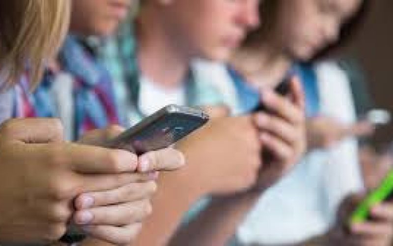 Projeto de lei propõe restrição ao uso de celulares em escolas de Goiás.